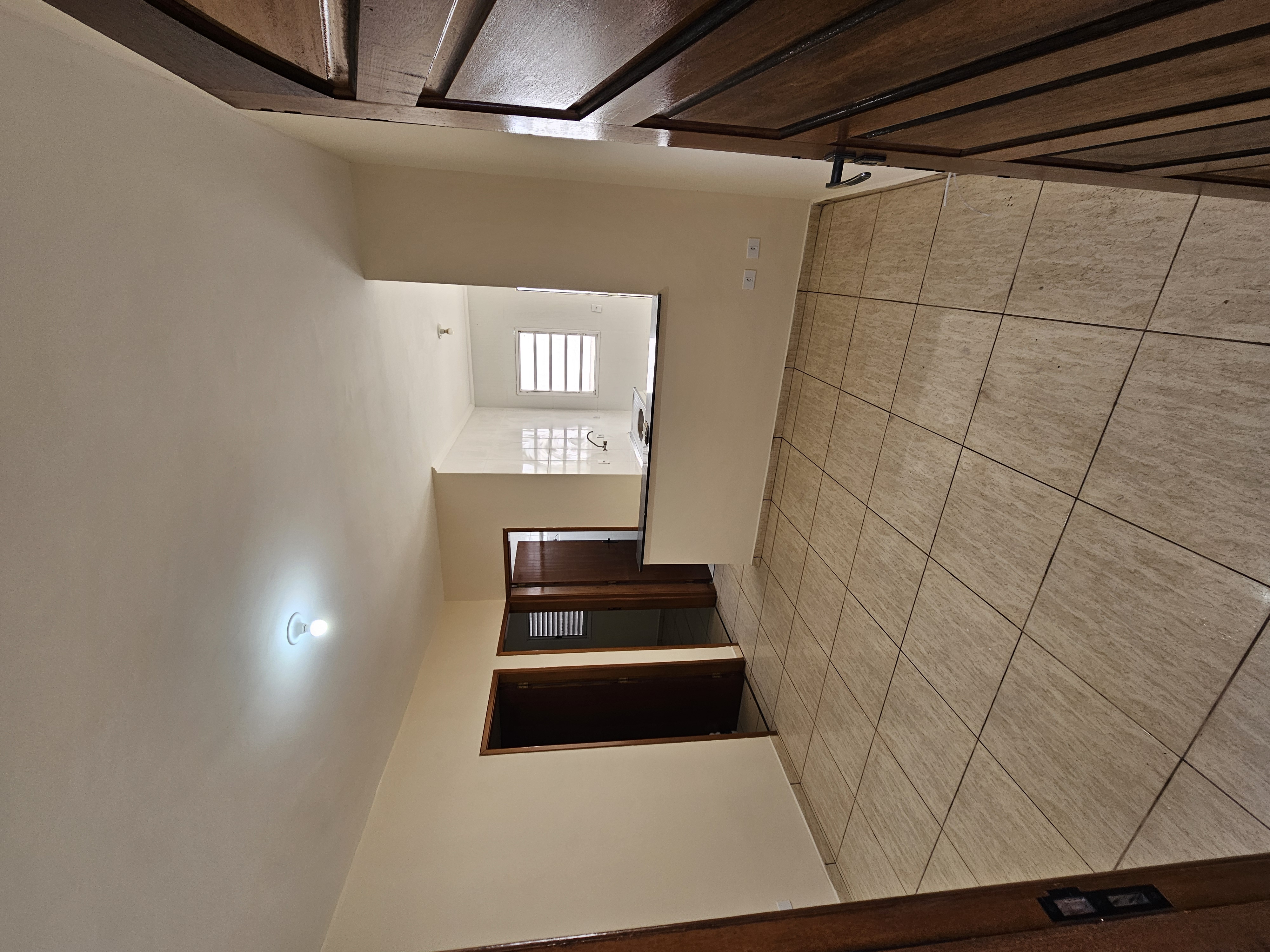 Sala de estar ampla e iluminada